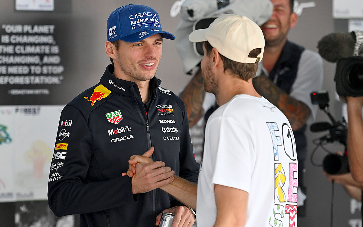 決勝前、フォレストF1ガレージで談笑するセバスチャン・ベッテルとマックス・フェルスタッペン（レッドブル・レーシング）、2025年11月9日(日) F1サンパウロGP（インテルラゴス・サーキット）