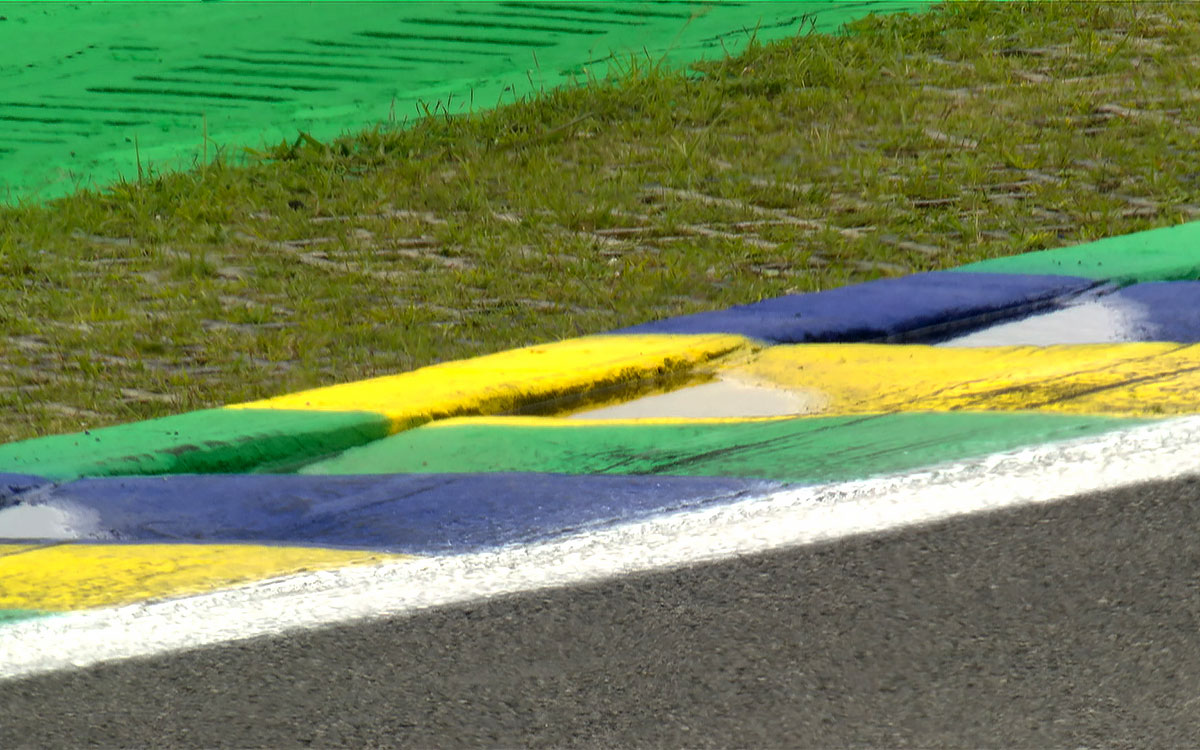 インテルラゴス・サーキットのターン3イン側縁石に溜まった水溜まり、2025年11月8日F1サンパウロGPスプリント（インテルラゴス・サーキット）
