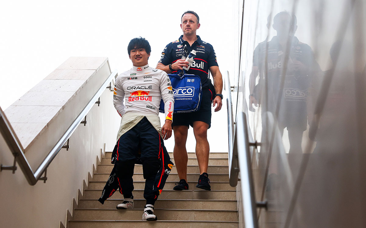 パドックを移動する角田裕毅（レッドブル・レーシング）、2025年11月28日(金) F1カタールGPフリー走行1（ロサイル・インターナショナル・サーキット）