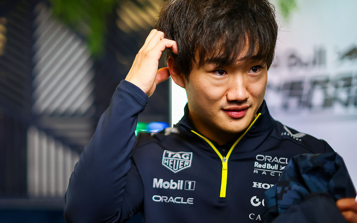 パドックに立つ角田裕毅（レッドブル・レーシング）、2025年11月19日(水) F1ラスベガスGPメディアデー（ラスベガス市街地コース） (2)