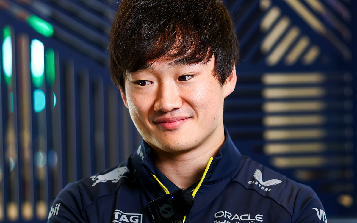 パドックに立つ角田裕毅（レッドブル・レーシング）、2025年11月19日(水) F1ラスベガスGPメディアデー（ラスベガス市街地コース） (1)
