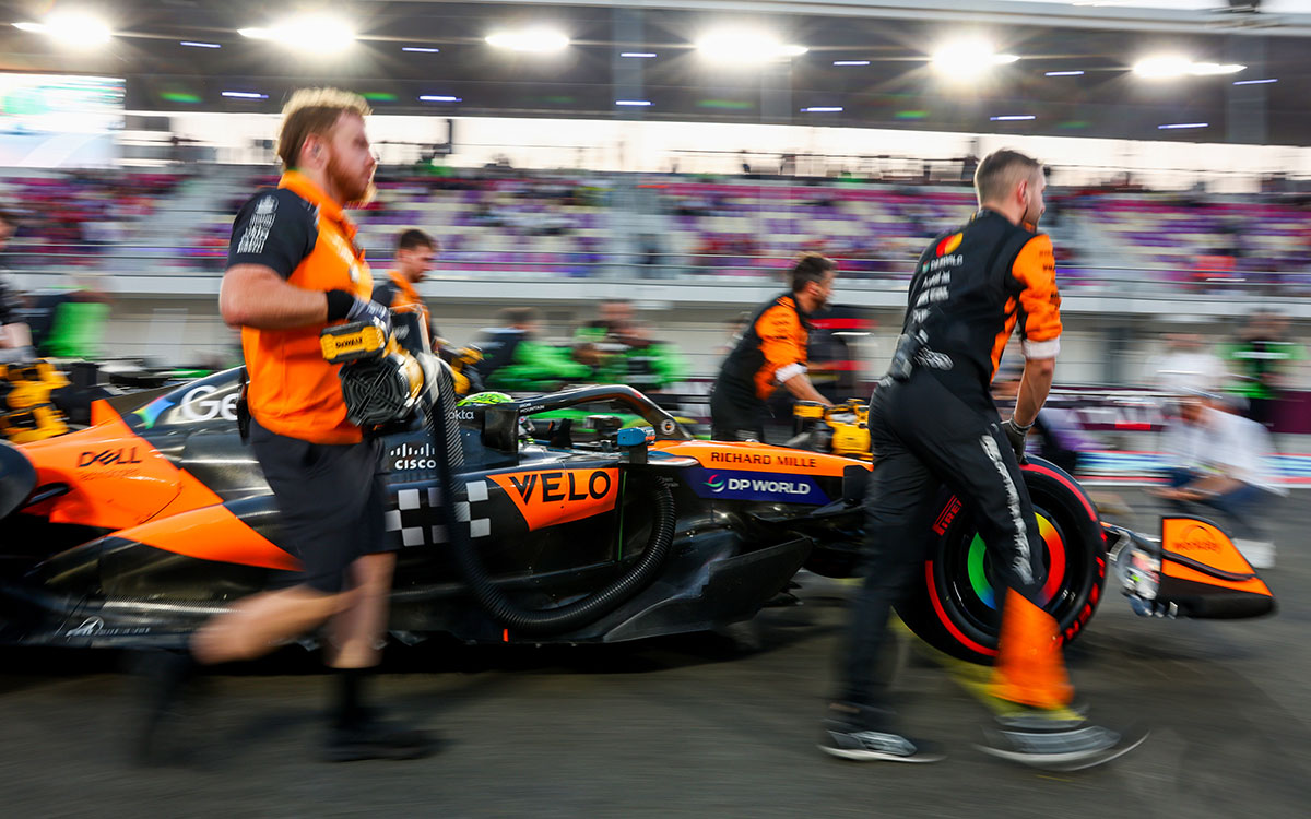 スプリントに向けてグリッドに運ばれるランド・ノリスのマクラーレンMCL39、2025年11月29日(土) F1カタールGP（ロサイル・インターナショナル・サーキット）