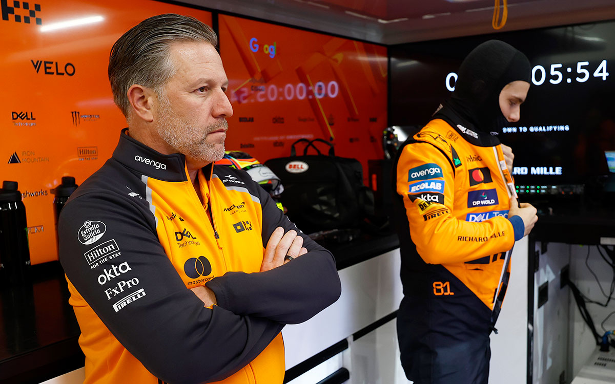 予選を前にガレージ内で準備をするオスカー・ピアストリ（マクラーレン）と腕を組み見守るザク・ブラウンCEO、2025年11月29日(土) F1カタールGP（ロサイル・インターナショナル・サーキット）
