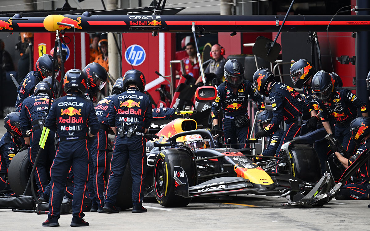 決勝中にピットストップを行う角田裕毅（レッドブル・レーシング）、2025年11月9日(日) F1サンパウロGP（インテルラゴス・サーキット）