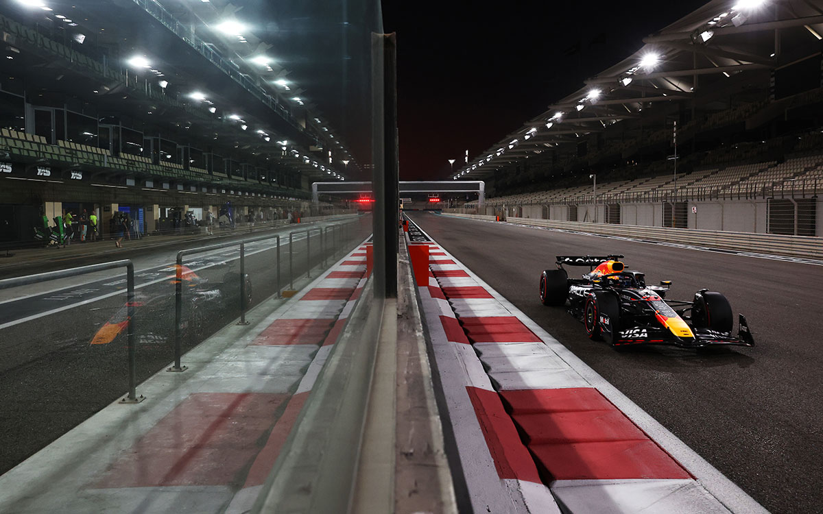 ヤス・マリーナ・サーキットでRB21を走らせる岩佐歩夢（レッドブル）、2025年12月9日(火) F1ポストシーズン・テスト（ヤス・マリーナ・サーキット）