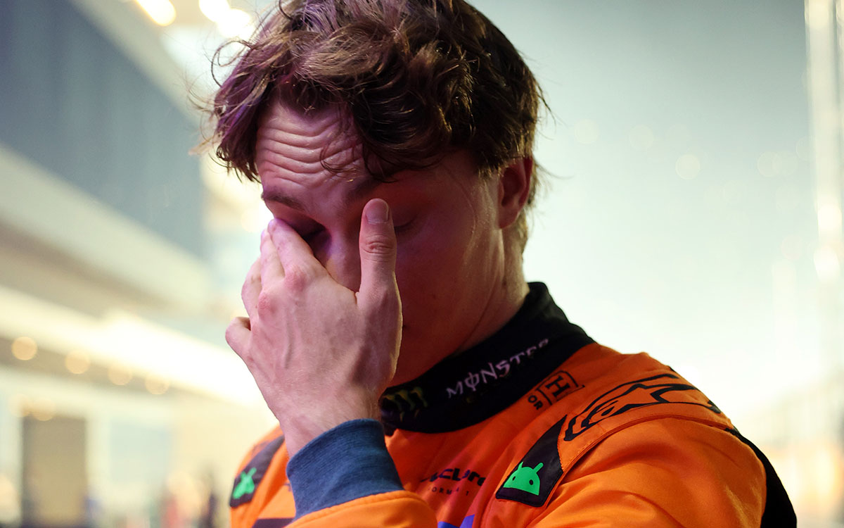 優勝を逃して2位に終わったレース後のパルクフェルメで目を押さえるオスカー・ピアストリ(マクラーレン)、2025年11月30日(日) F1カタールGP決勝(ロサイル・インターナショナル・サーキット)