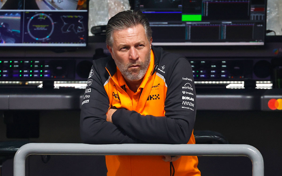 ピットウォールからガレージを見守るマクラーレンのザク・ブラウンCEO、2025年11月30日(日) F1カタールGP決勝（ロサイル・インターナショナル・サーキット）