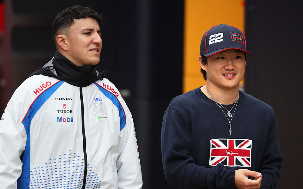 並んで歩くアイザック・ハジャー(レーシング・ブルズ)と角田裕毅(レッドブル・レーシング)、2025年7月5日(土) F1イギリスGP最終フリー走行(シルバーストン・サーキット)