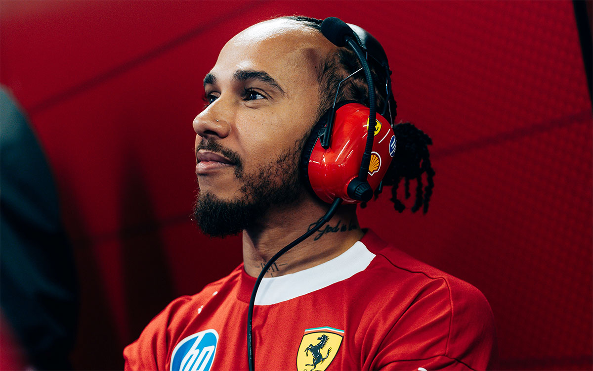 ガレージでアルトゥール・ルクレールの走行を見守るルイス・ハミルトン（フェラーリ）、2025年12月5日F1アブダビGP FP1（ヤス・マリーナ・サーキット）