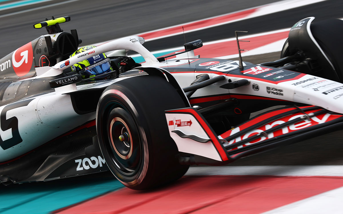 ヤス・マリーナ・サーキットを周回するオリバー・ベアマンのハースVF-25、2025年12月5日(金) F1アブダビGPフリー走行1
