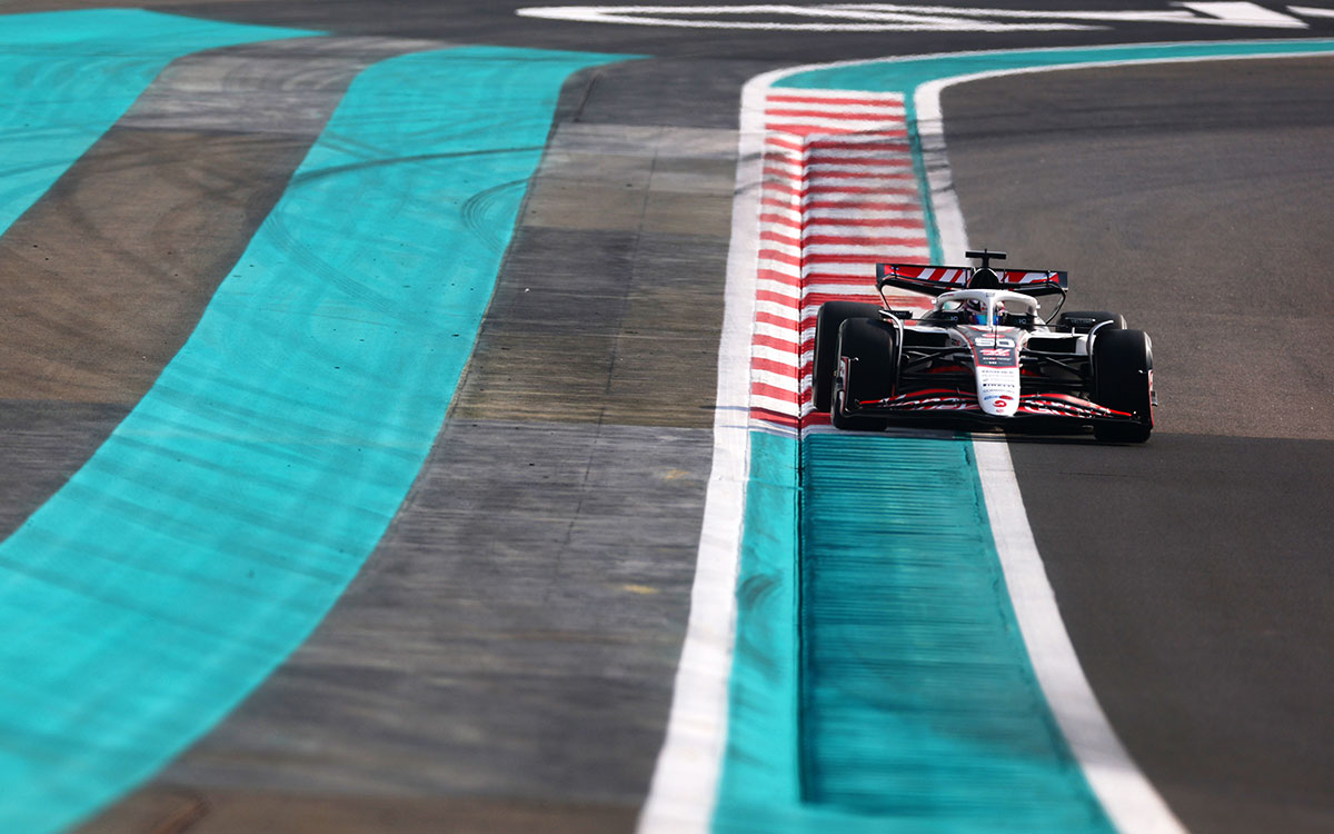 ヤス・マリーナ・サーキットを周回する平川亮のハースVF-25、2025年12月5日(金) F1アブダビGPフリー走行1