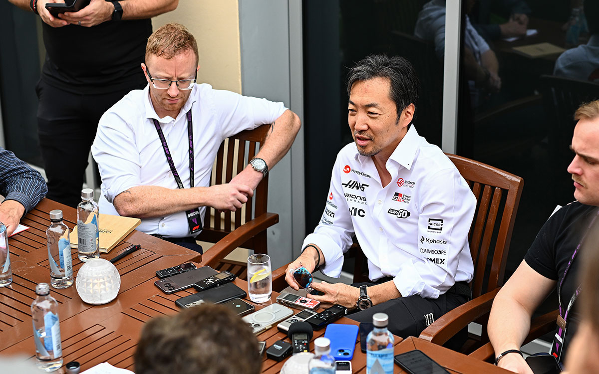 メディアの取材に応じるハースの小松礼雄代表、2025年12月5日(金) F1アブダビGPフリー走行（ヤス・マリーナ・サーキット）