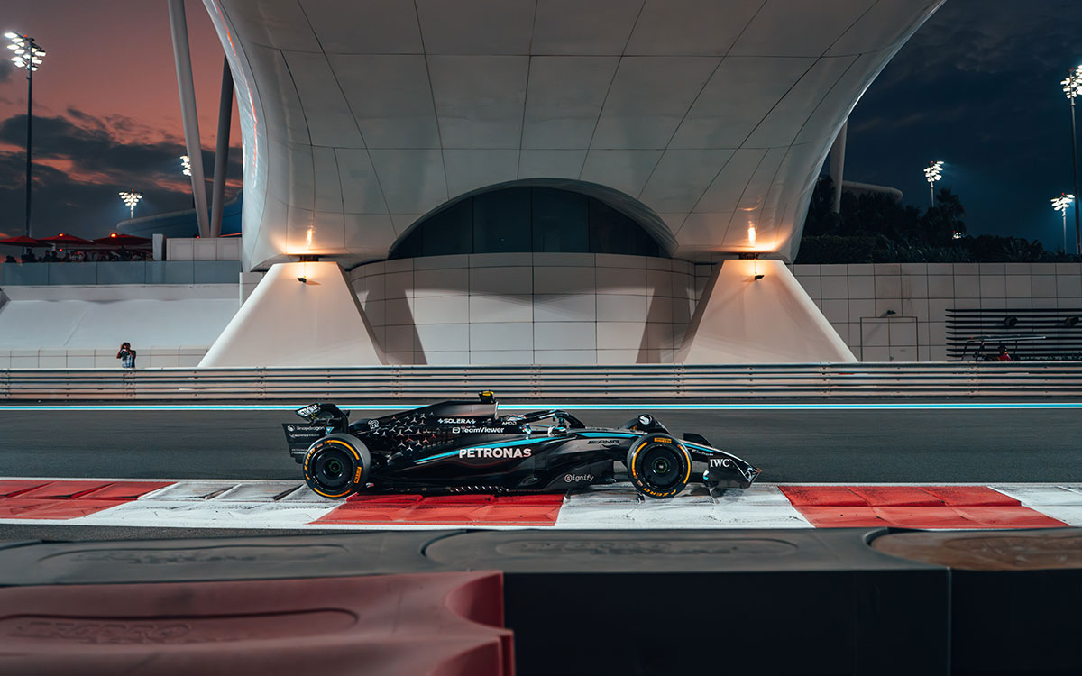 ヤス・マリーナ・サーキットを周回するアンドレア・キミ・アントネッリのメルセデスW15、2025年12月5日(金) F1アブダビGPフリー走行2