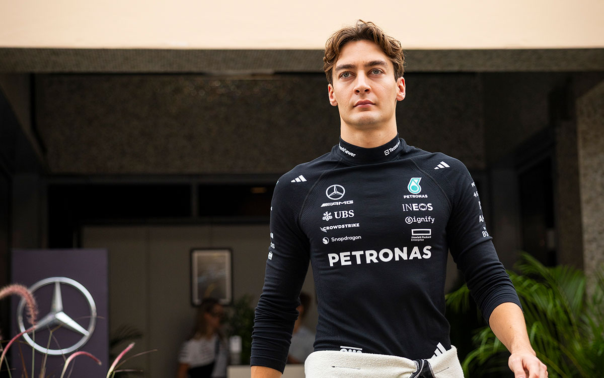 パドックを移動するジョージ・ラッセル（メルセデス）、2025年12月5日(金) F1アブダビGPフリー走行（ヤス・マリーナ・サーキット）