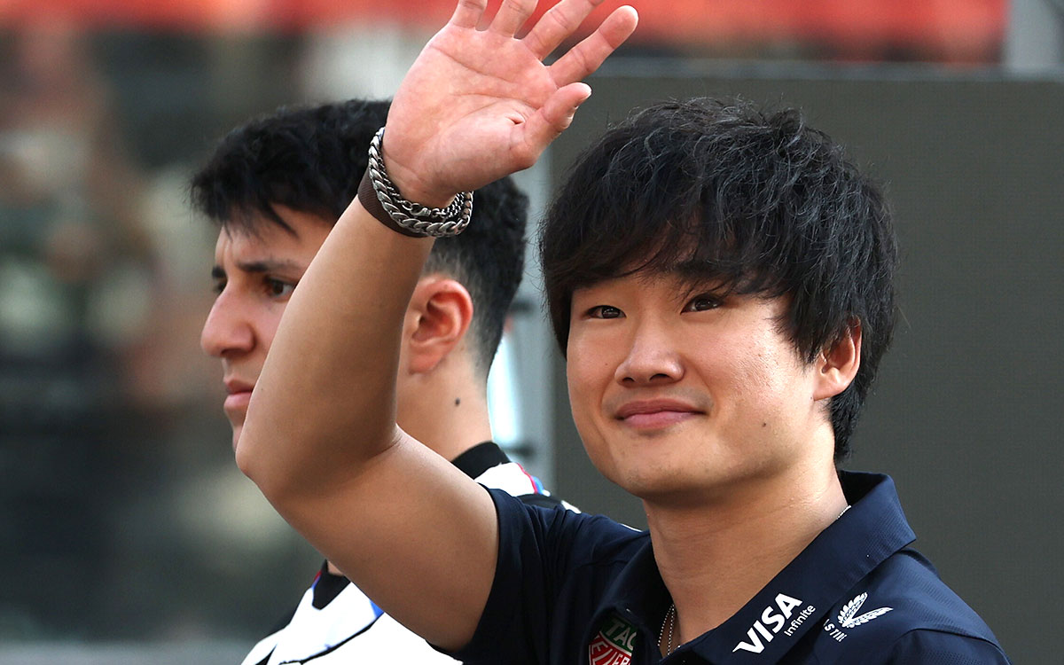 ドライバーズパレードで手を振る角田裕毅（レッドブル）、2025年12月7日(日) F1アブダビGP（ヤス・マリーナ・サーキット）