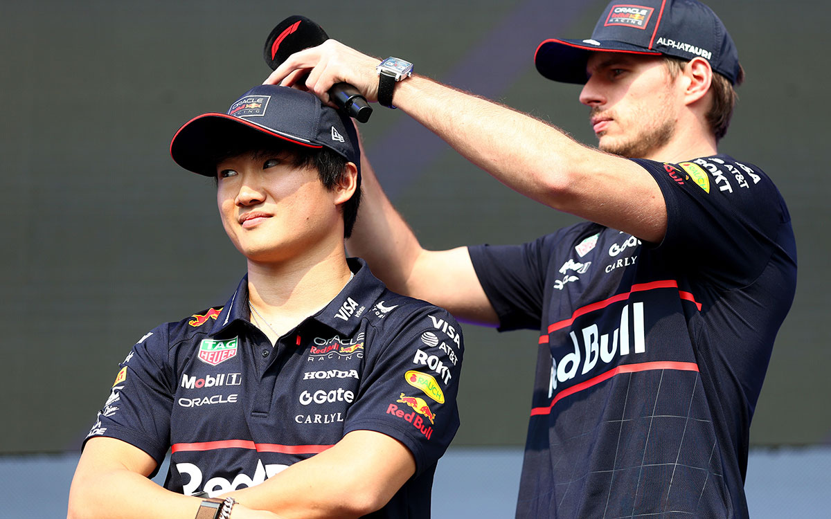 最終フリー走行前のファンステージで観客に応えるレッドブル・レーシングのマックス・フェルスタッペンと角田裕毅、2025年12月6日(土) F1アブダビGP FP3（ヤス・マリーナ・サーキット）