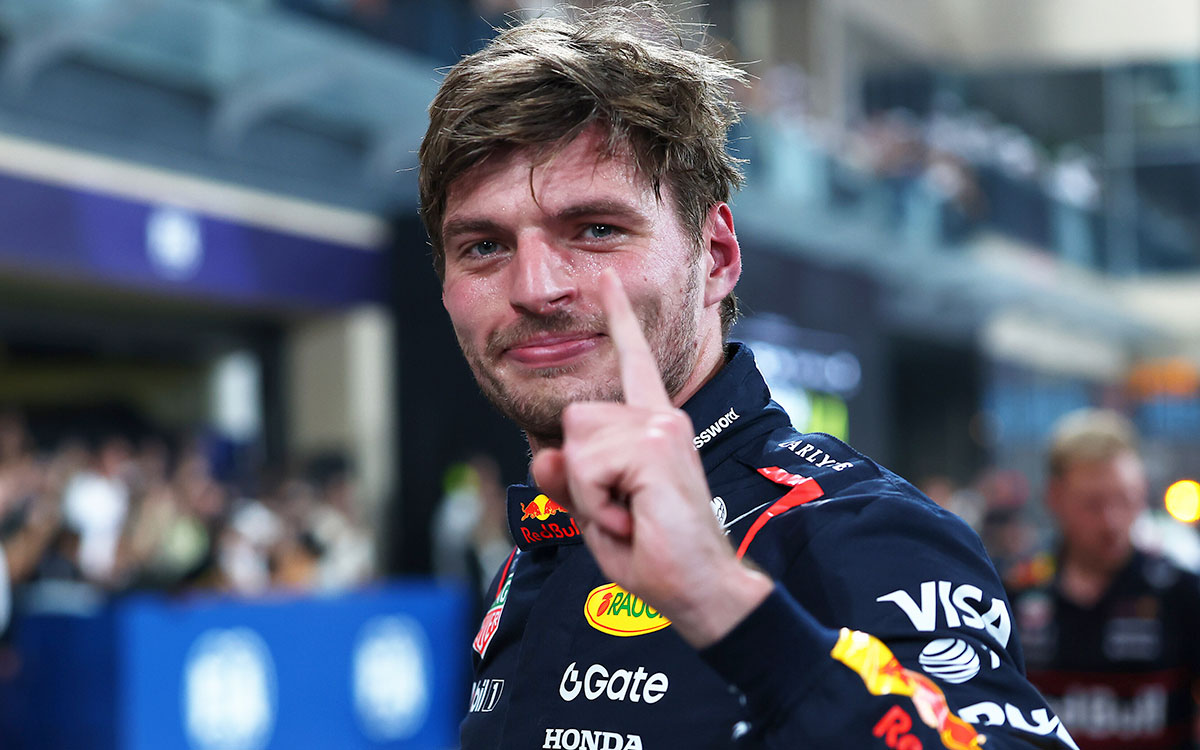 予選後のパルクフェルメでポールポジション獲得を喜ぶマックス・フェルスタッペン（レッドブル・レーシング）、2025年12月6日(土) F1アブダビGP（ヤス・マリーナ・サーキット）