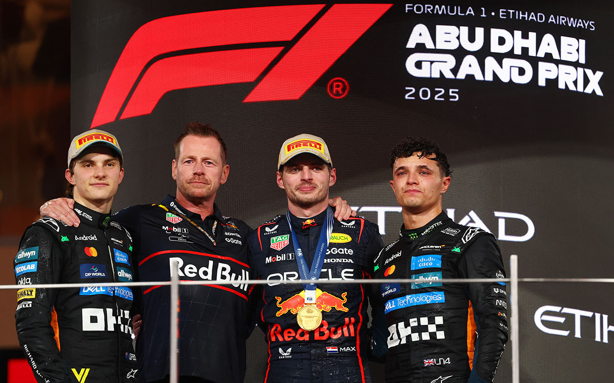 表彰台に立つウィナーのマックス・フェルスタッペン（レッドブル）、2位オスカー・ピアストリ（マクラーレン）、3位でチャンピオンを獲得したランド・ノリス（マクラーレン）、リチャード・ウォルバーソン（レッドブル レーシング・オペレーション責任者）、2025年12月7日(日) F1アブダビGP決勝（ヤス・マリーナ・サーキット）