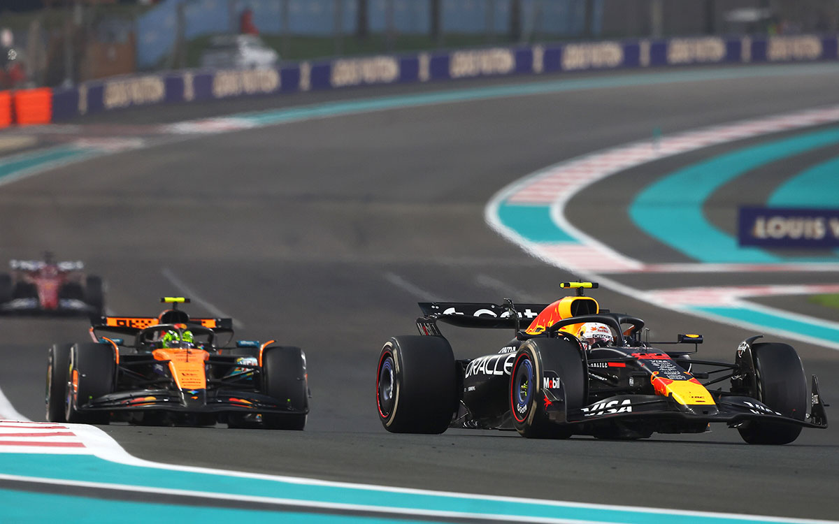 ランド・ノリス（マクラーレン）を後方に抑える角田裕毅（レッドブル）、2025年12月7日(日) F1アブダビGP決勝レース（ヤス・マリーナ・サーキット）