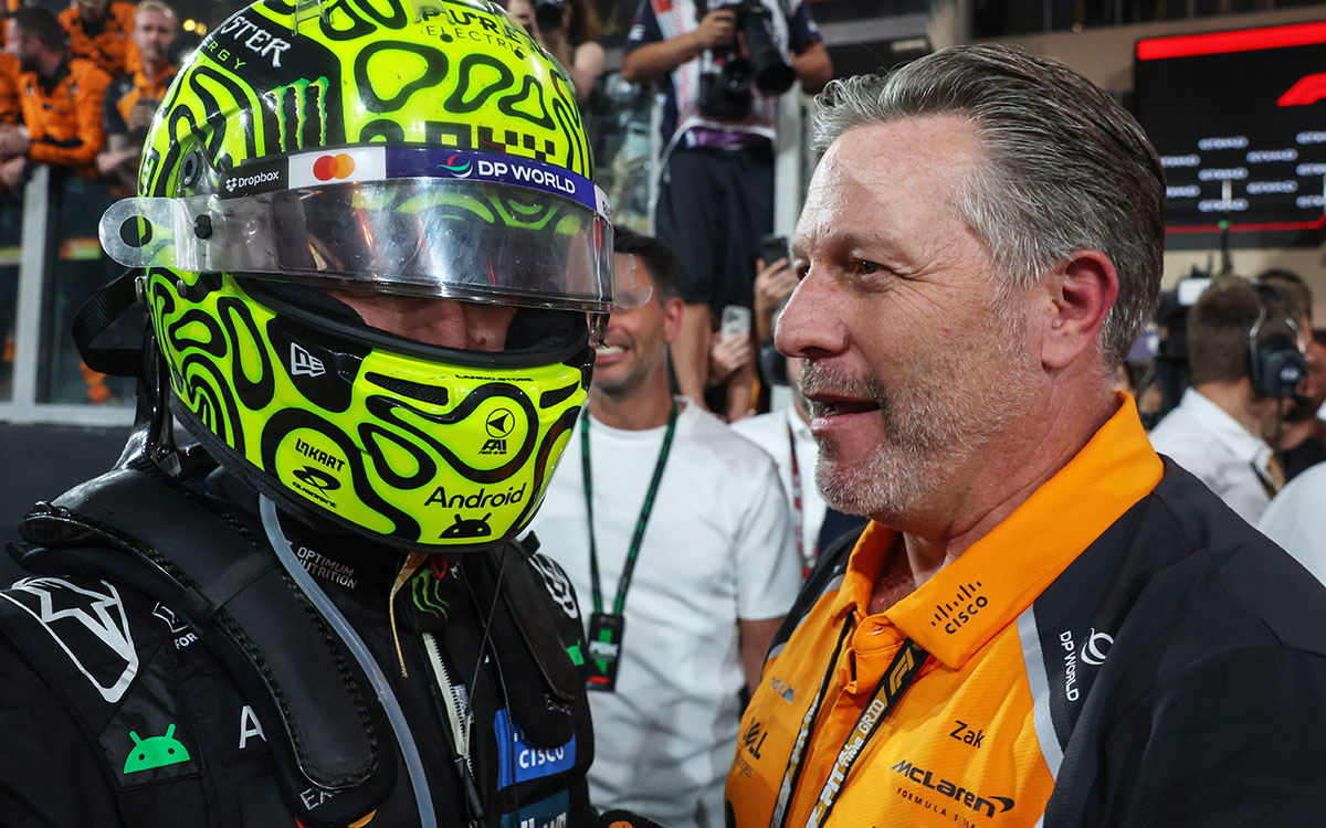 F1ワールドチャンピオンを獲得したランド・ノリスをレース後のパルクフェルメで祝福するマクラーレンのザク・ブラウンCEO、2025年12月7日(日) F1アブダビGP決勝（ヤス・マリーナ・サーキット）