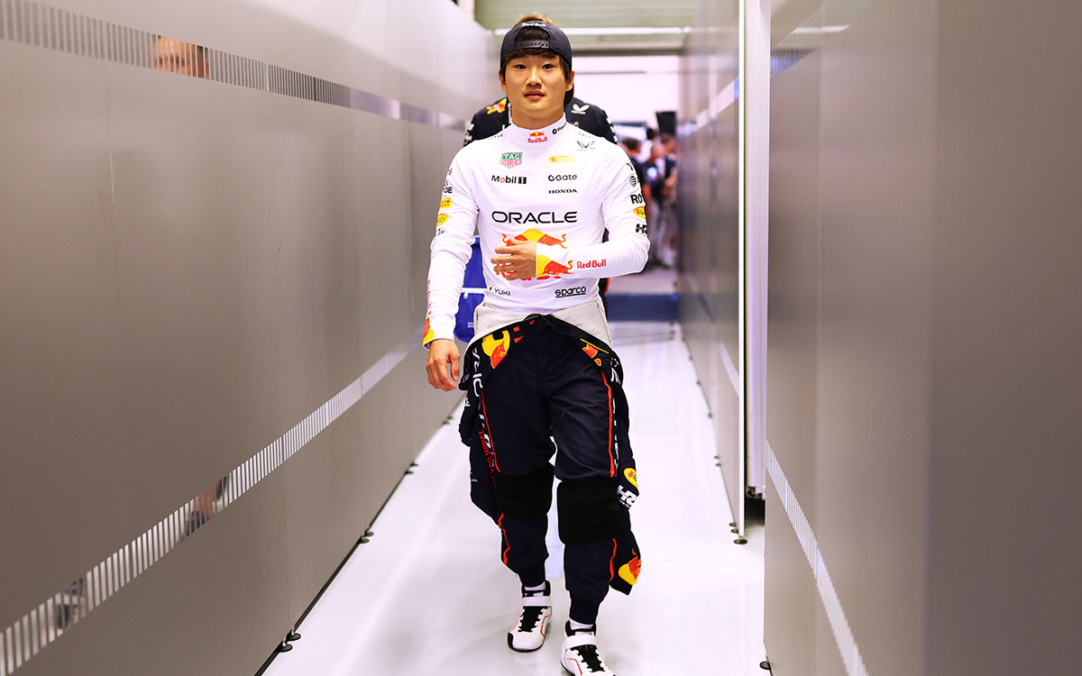 予選に向けてガレージに入る角田裕毅（レッドブル・レーシング）、2025年12月6日(土) F1アブダビGP（ヤス・マリーナ・サーキット）