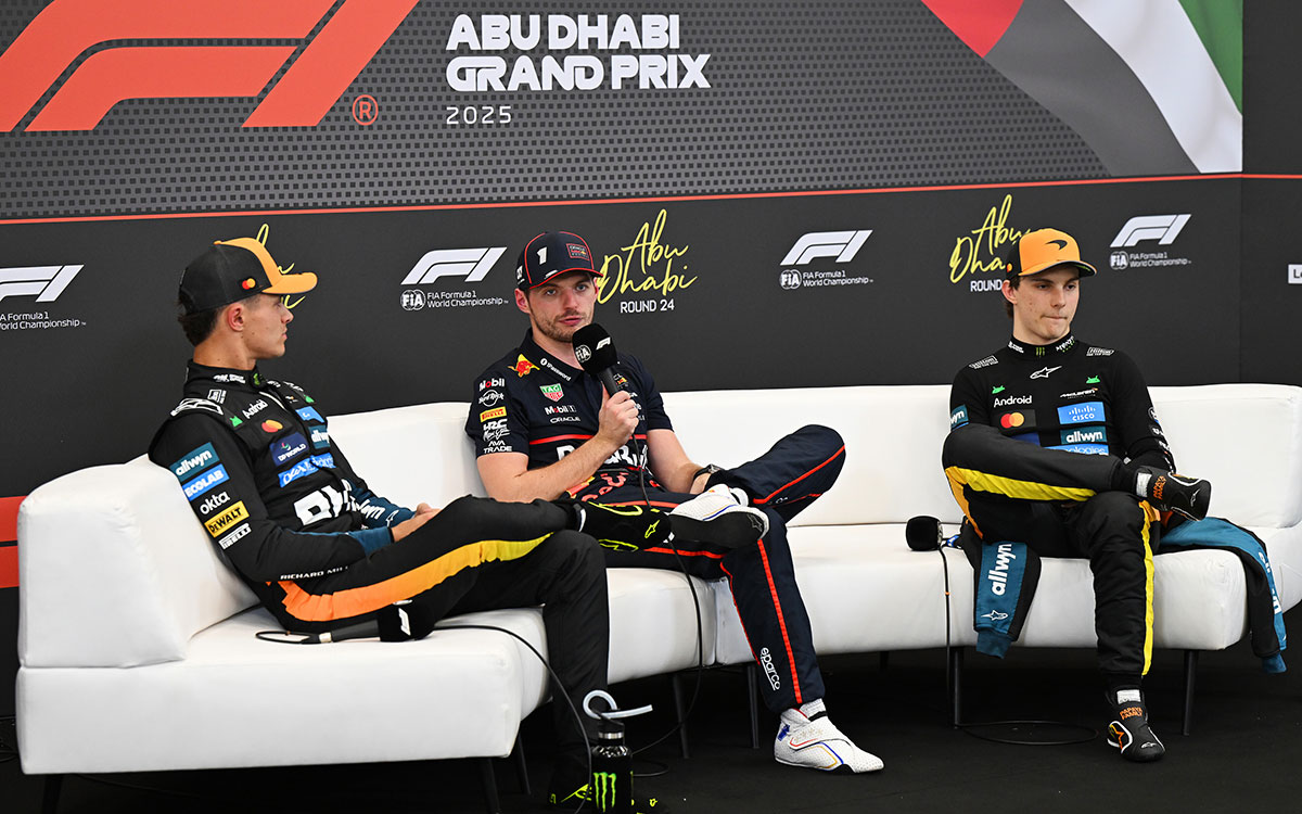 ドライバーズ会見に出席するポールポジションのマックス・フェルスタッペン（レッドブル・レーシング）、2番手のランド・ノリス（マクラーレン）、3番手のオスカー・ピアストリ（マクラーレン）、2025年12月6日(土) F1アブダビGP予選（ヤス・マリーナ・サーキット）