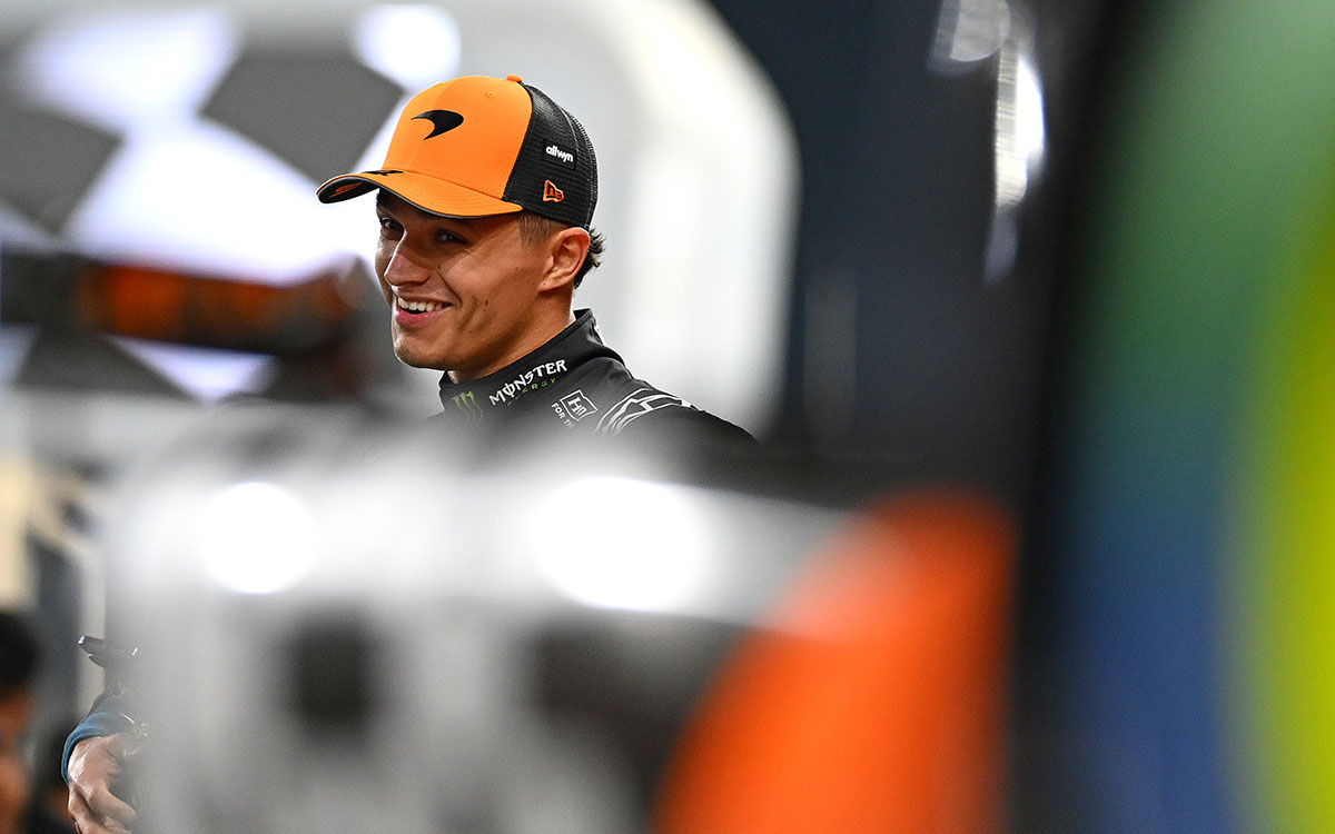 FP1を前にガレージでリラックした様子を見せるランド・ノリス（マクラーレン）、2025年12月5日F1アブダビGP（ヤス・マリーナ・サーキット）
