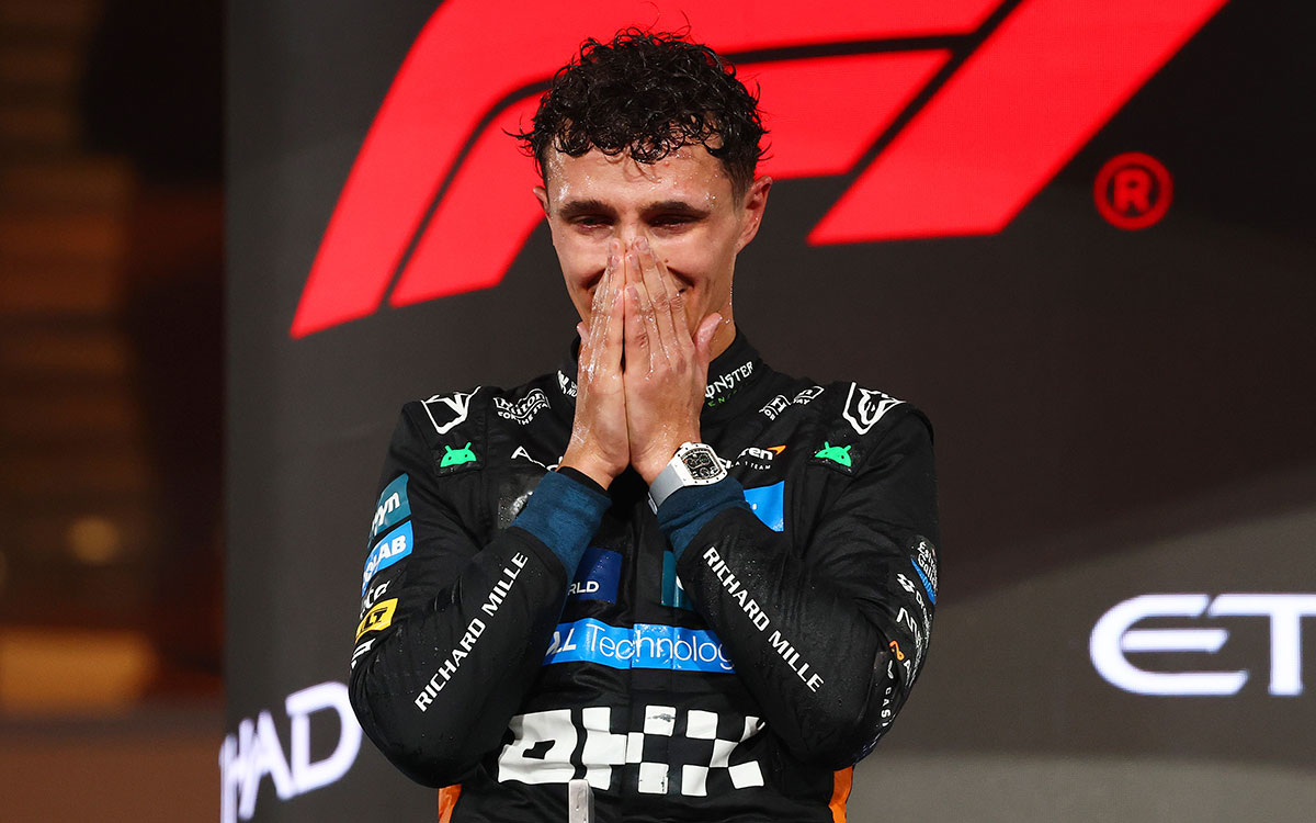 表彰台の上で手で顔を抑えるランド・ノリス（マクラーレン）、2025年12月7日F1アブダビGP決勝レース（ヤス・マリーナ・サーキット）