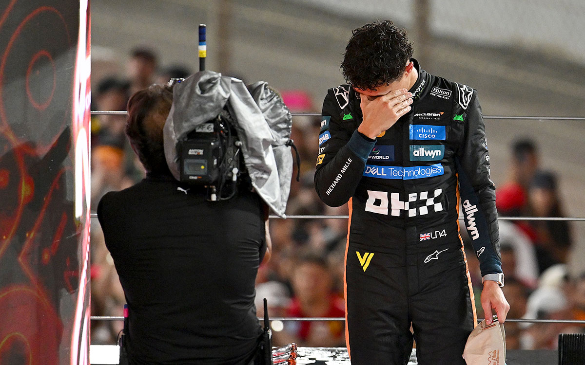 インタビュー中に目頭を押さえるランド・ノリス（マクラーレン）、2025年12月7日F1アブダビGP決勝レース（ヤス・マリーナ・サーキット）