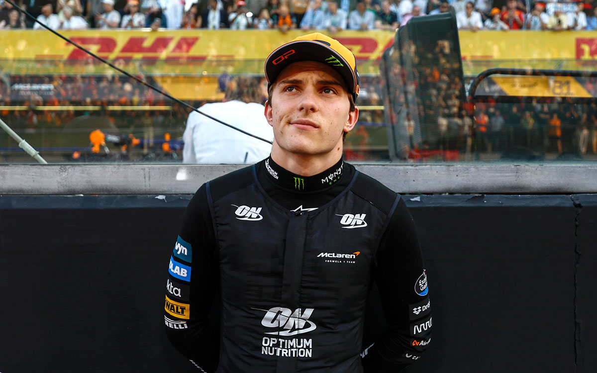 レース前グリッドに立つオスカー・ピアストリ(マクラーレン)、2025年12月7日F1アブダビGP決勝レース(ヤス・マリーナ・サーキット)