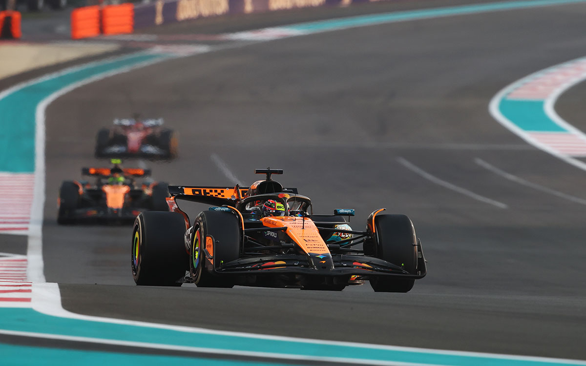 チームメイトのランド・ノリスをリードするオスカー・ピアストリ（マクラーレン）、2025年12月7日F1アブダビGP決勝レース（ヤス・マリーナ・サーキット）
