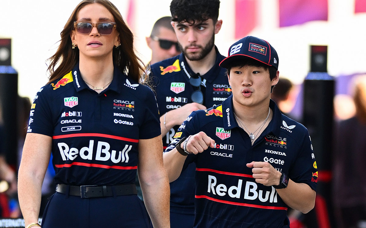 スプリントに先立ちパドックを歩く角田裕毅（レッドブル・レーシング）、2025年11月29日(土) F1カタールGP（ロサイル・インターナショナル・サーキット）