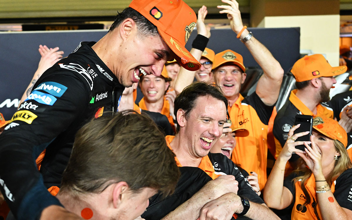 レースエンジニアのウィル・ジョセフらチームメンバーに背負われる、ワールドチャンピオンに輝いたランド・ノリス（マクラーレン）、2025年12月7日F1アブダビGP決勝レース（ヤス・マリーナ・サーキット）