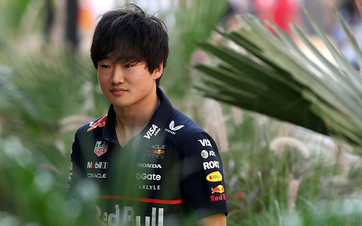 パドックを移動する角田裕毅（レッドブル・レーシング）、2025年12月4日(木) F1アブダビGPメディアデー（ヤス・マリーナ・サーキット）