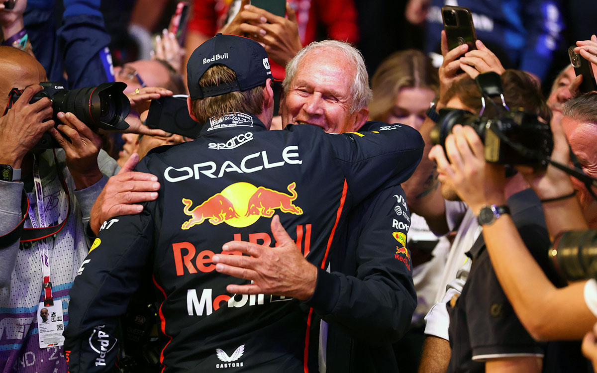 優勝後、パルクフェルメでヘルムート・マルコ（レッドブル・レーシング顧問）から祝福を受けるマックス・フェルスタッペン（レッドブル・レーシング）、2025年11月30日(日) F1カタールGP決勝（ロサイル・インターナショナル・サーキット）