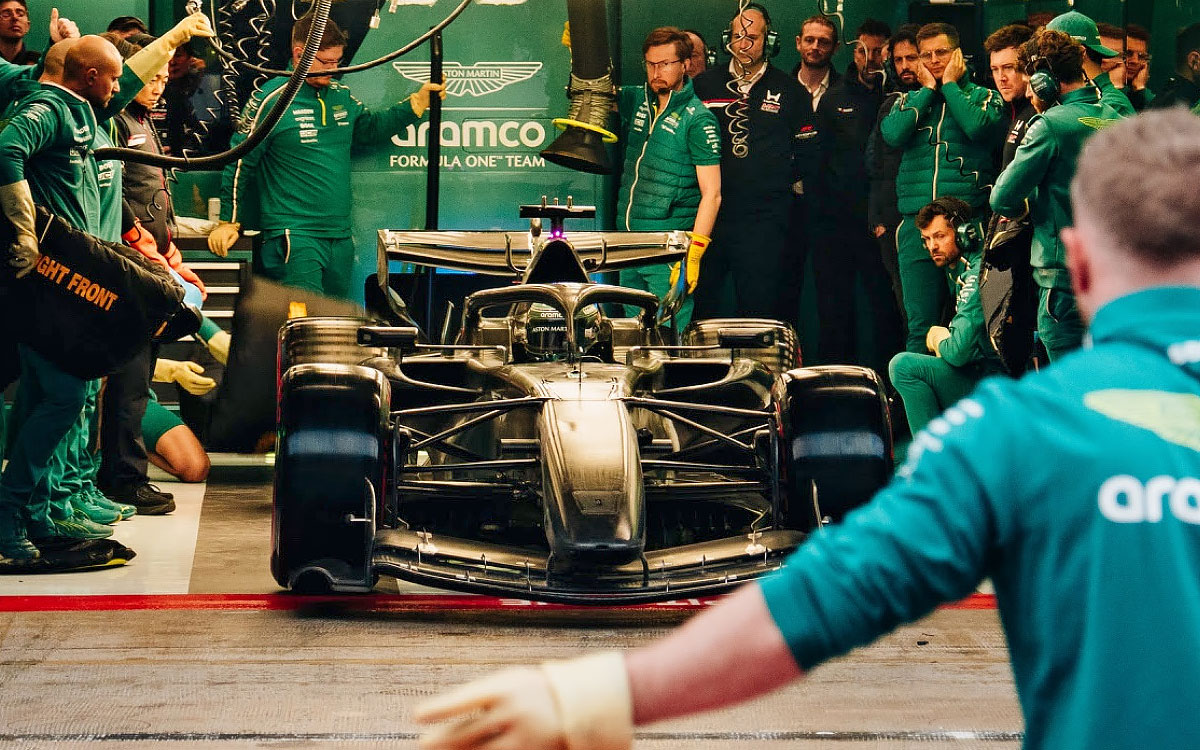 ガレージ内で待機するランス・ストロールのアストンマーティン・ホンダ「AMR26」、2026年1月29日F1バルセロナ・シェイクダウン4日目（カタロニア・サーキット）