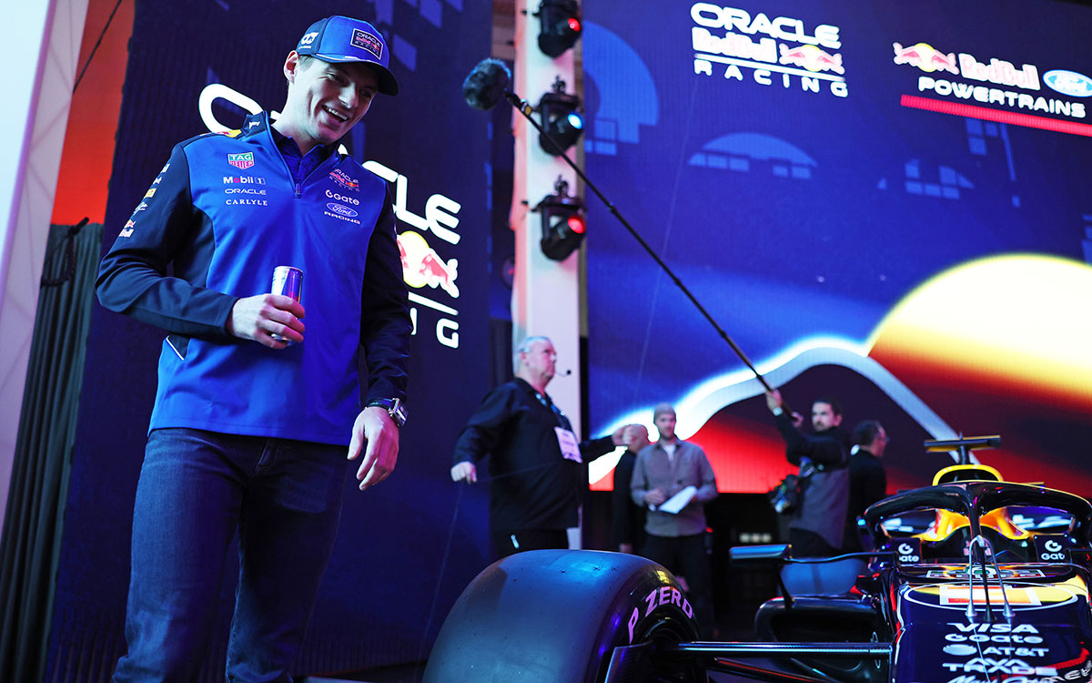 ステージ上で2026年リバリーをまとったショーカーを見て笑顔を浮かべるマックス・フェルスタッペン、2026年1月15日(木) レッドブル・レーシング シーズンローンチ（デトロイト）