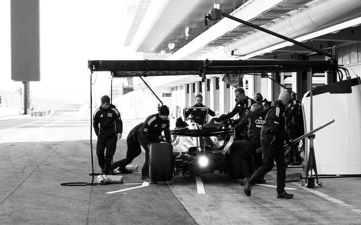 ピットボックスに停車するアウディの2026年型F1マシン「R26」、2026年1月9日カタロニア・サーキットでのシェイクダウンにて