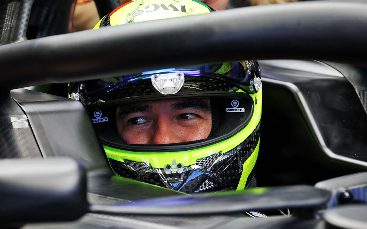 コックピットに乗り込むセルジオ・ペレス、2026年1月16日キャデラックF1シェイクダウン（シルバーストン・サーキット）
