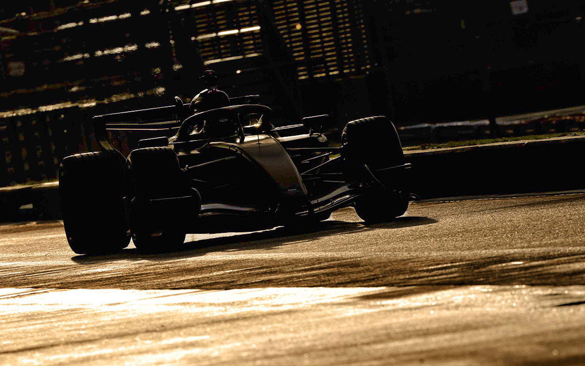 シルバーストン・サーキットを走行するキャデラックのF1マシン、2026年1月16日シェイクダウン (3)