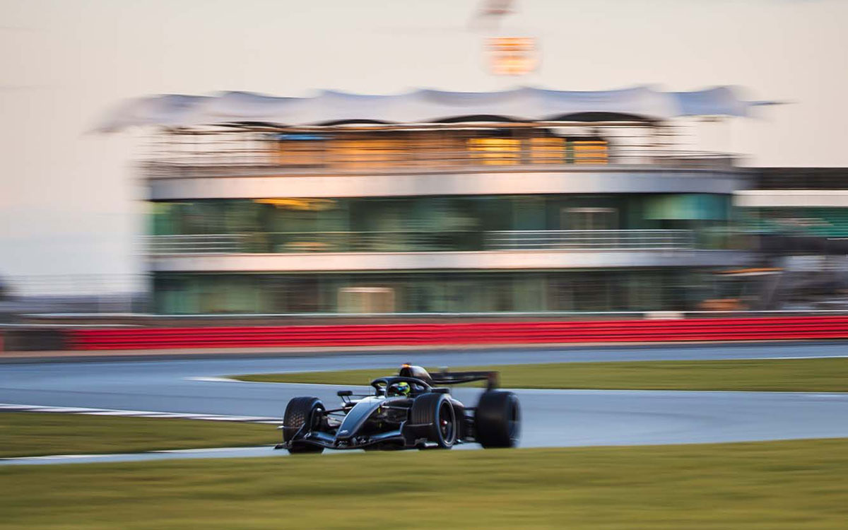 シルバーストン・サーキットを走行するキャデラックのF1マシン、2026年1月16日シェイクダウン (5)