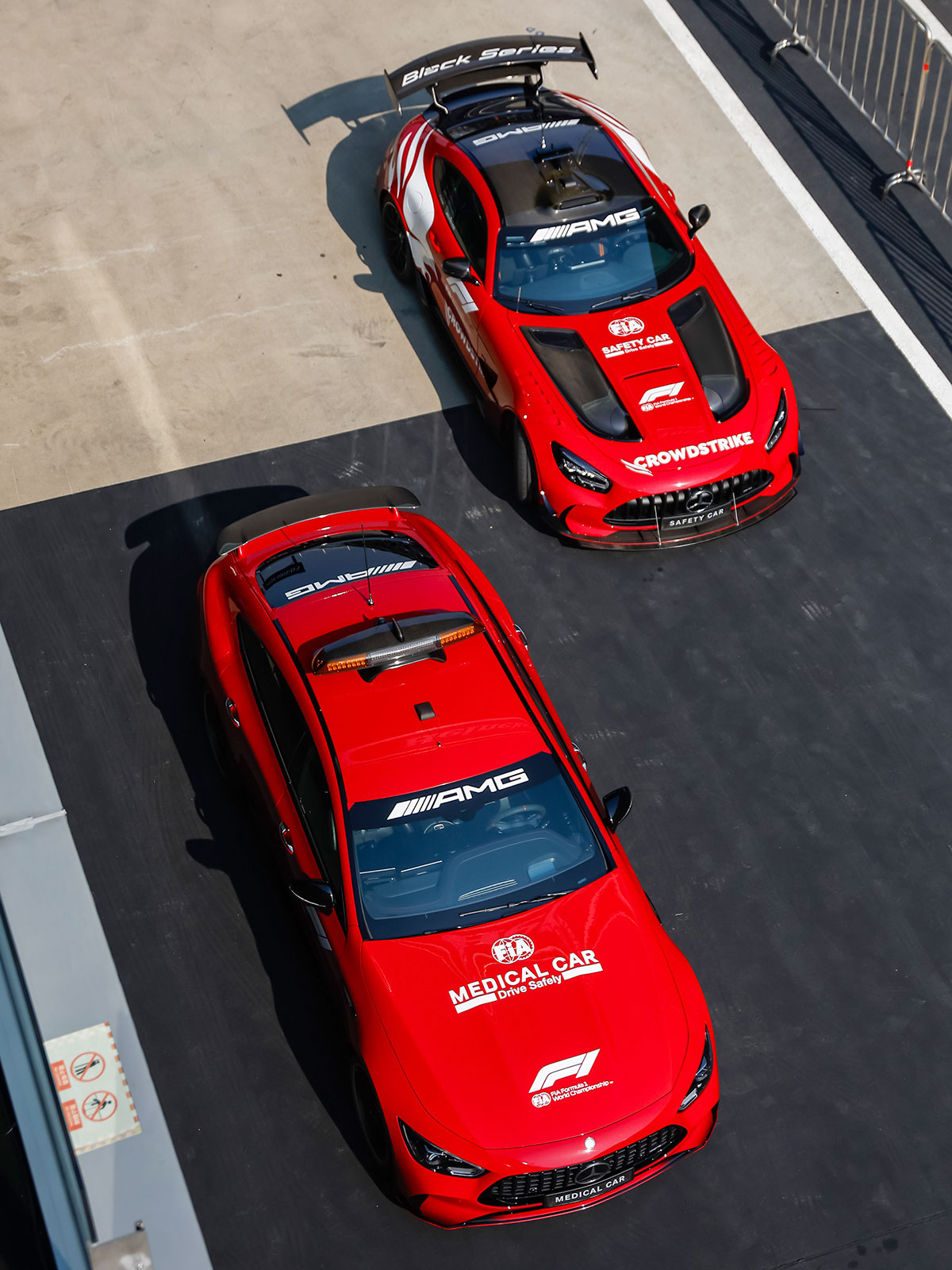 F1公式セーフティーカーを担当するメルセデスAMG「 GT ブラックシリーズ」と、メディカルカーを担当するメルセデスAMG「GT 63 S 4MATIC+」