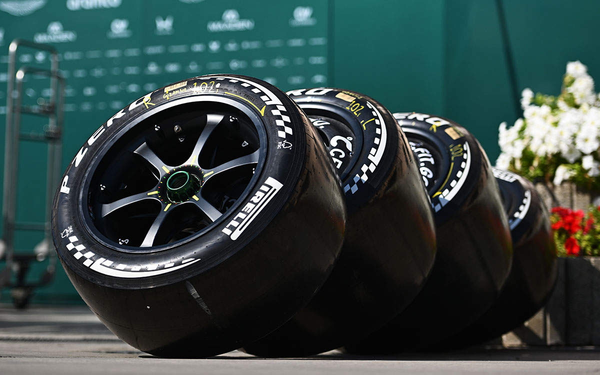 アストンマーティン・ホンダのガレージに並べられたタイヤ。信頼性不足による走行機会の喪失から多くが使用されることなくテストを終えた、2026年2月20日 F1プレシーズンテスト6日目（バーレーン・インターナショナル・サーキット）