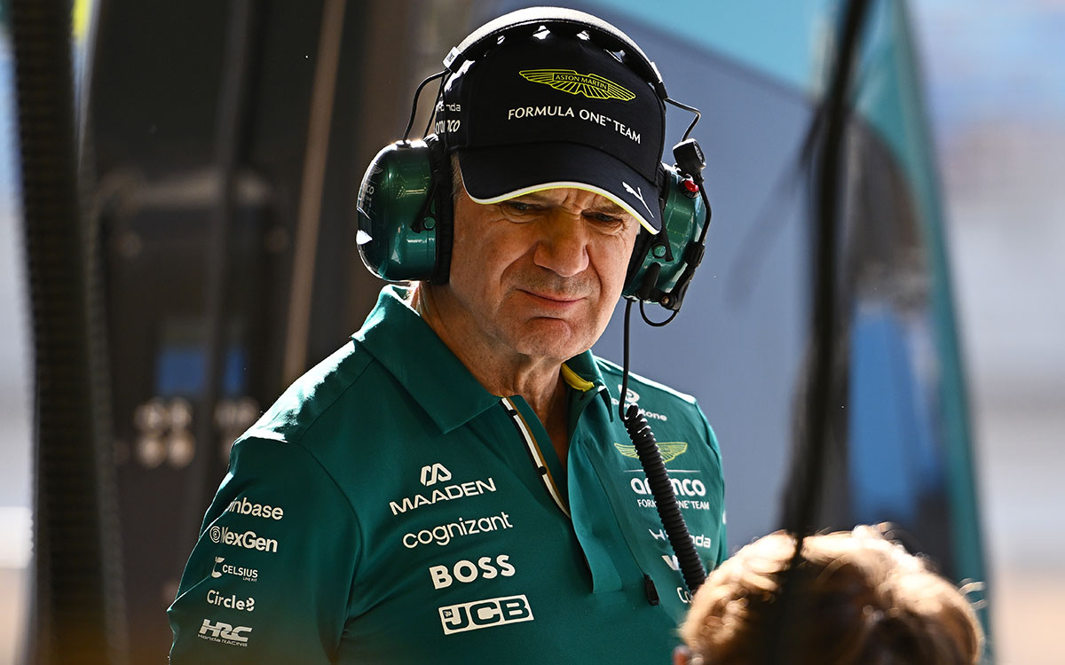 ガレージ内で作業を見守るアストンマーティンのF1チーム代表兼マネージング・テクニカル・パートナーを務めるエイドリアン・ニューウェイ、2026年2月20日 F1プレシーズンテスト6日目（バーレーン・インターナショナル・サーキット）