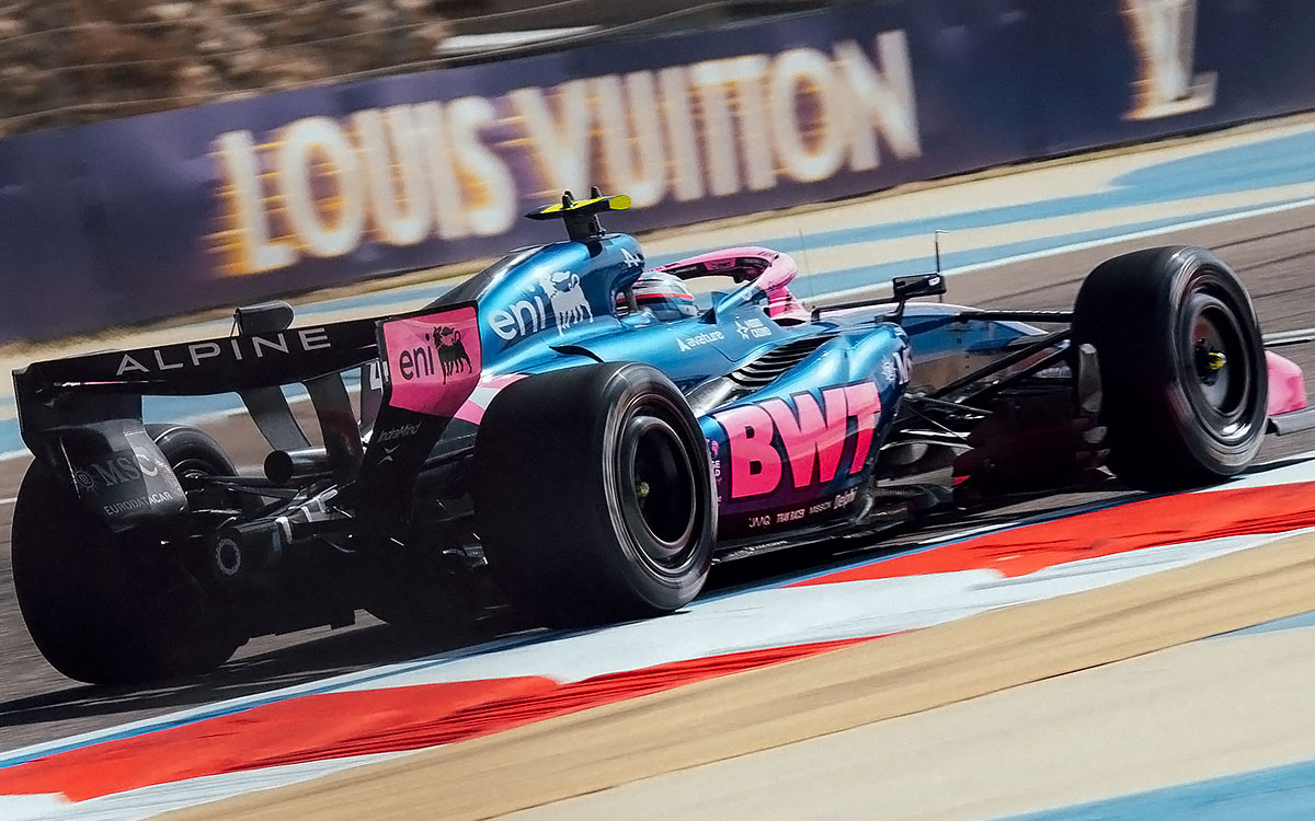 バーレーン・インターナショナル・サーキットを走行するアルピーヌの2026年型F1マシン「A526」、2026年F1バーレーンテスト
