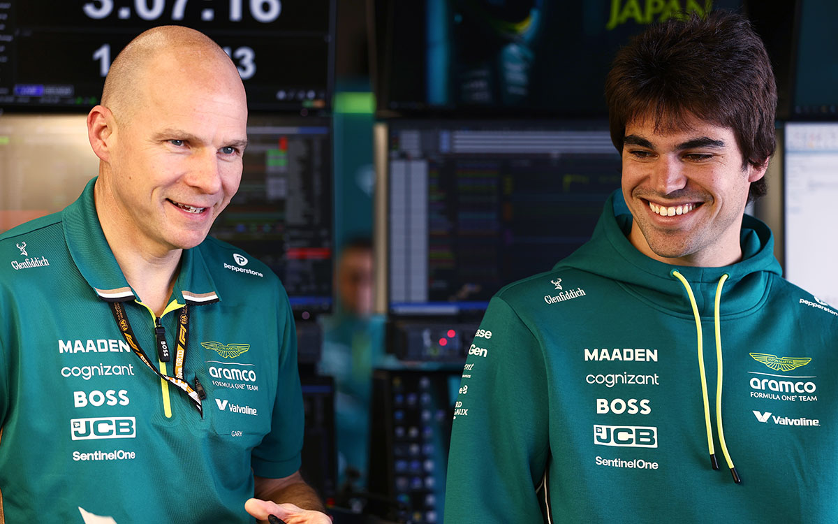 ガレージ内で話すレースエンジニアのゲイリー・ギャノンとランス・ストロール（アストンマーティン）、2025年F1日本GP（鈴鹿サーキット）