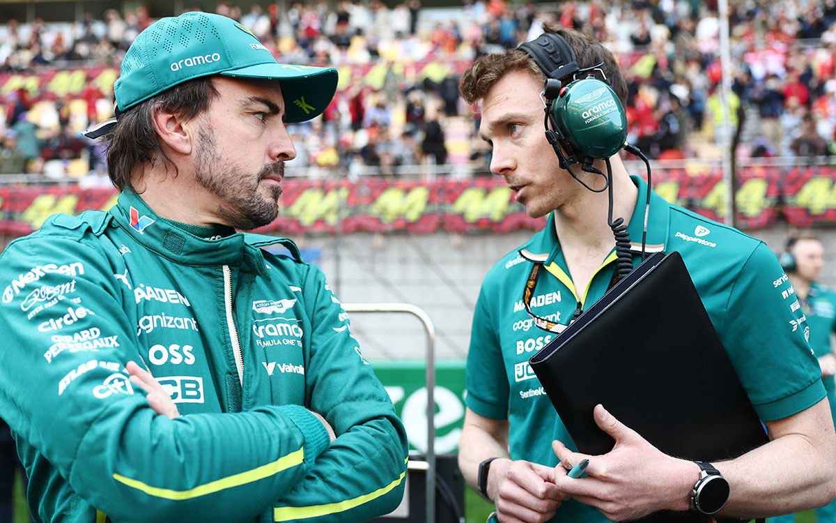 スプリント前のグリッド上で話すフェルナンド・アロンソ（アストンマーティン）とレースエンジニアのアンドリュー・ヴィザード、2025年F1中国GP（上海インターナショナル・サーキット）