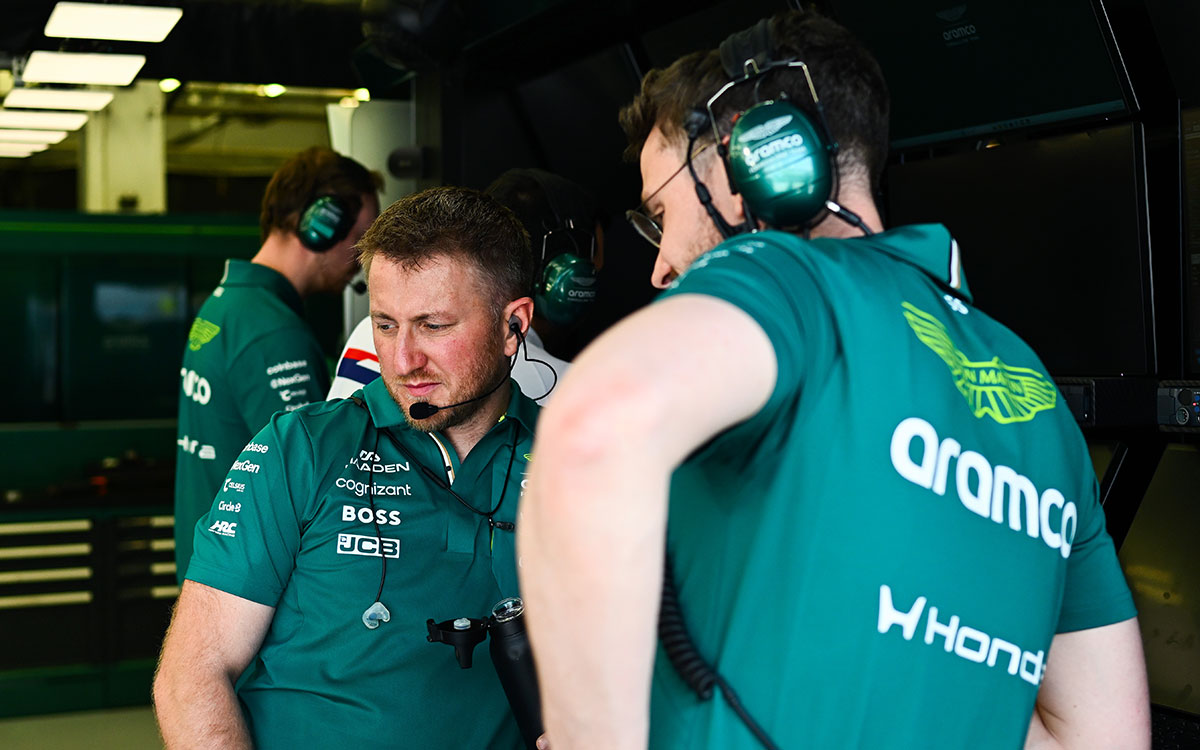 ガレージ内で話をするアストンマーティン・ホンダのチームメンバー、2026年2月20日 F1プレシーズンテスト6日目（バーレーン・インターナショナル・サーキット）