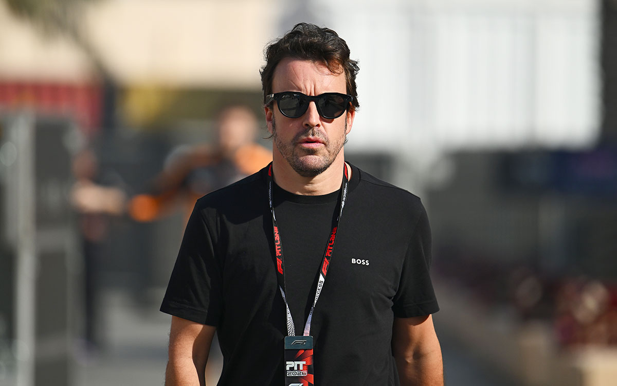 パドックを歩くフェルナンド・アロンソ（アストンマーティン・ホンダ）、2026年2月18日F1プレシーズンテスト4日目（バーレーン・インターナショナル・サーキット）