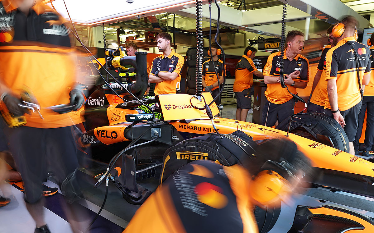 ランド・ノリスが乗るマクラーレンMCL40周りで作業に取り組むメカニック、2026年F1プレシーズンテスト(バーレーン・インターナショナル・サーキット)